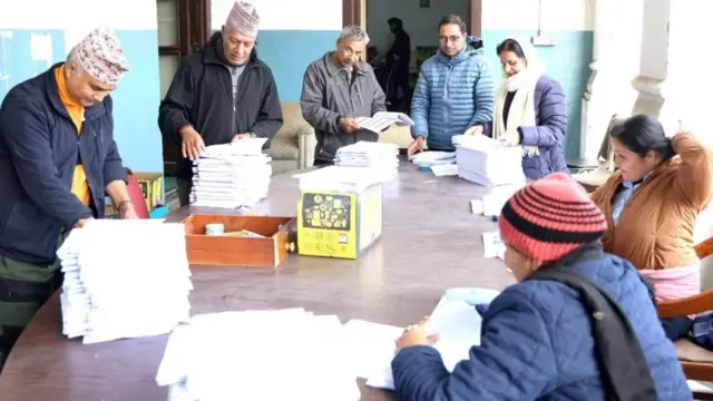 निर्वाचन आयोगमा फोटो सहितको मतदाता नामावली तयार पार्दै कर्मचारीहरू