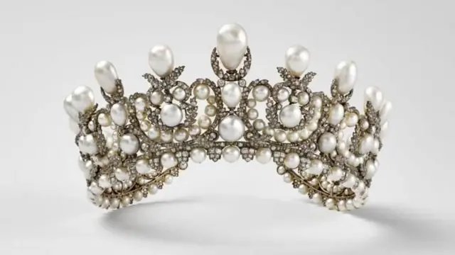 બીબીસી ગુજરાતી ફ્રાન્સ લૂવર મ્યુઝિયમ ચોરી ડાયમંડ હીરા મુગટ તાજ મહારાણી પોલીસ નેપોલિયન મોનાલિસા શાહી પરિવાર