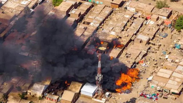 صورة جوية تظهر ألسنة النيران في سوق حي العرب بمدينة أم درمان بتاريخ 2 يونيو/حزيران 2023