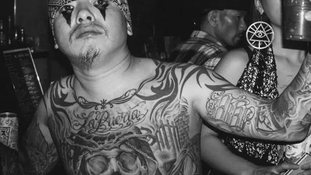 Chicano japonés con tatuajes