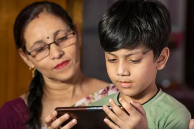 પૉર્ન વીડિયો, સોશિયલ મીડિયા, મોબાઇલ, બાળપણ, ઇન્ટરનેટની દુનિયા