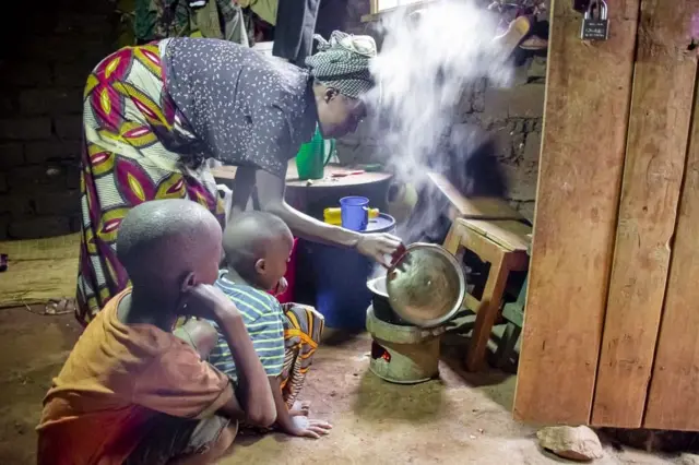 Uhagaze imbere y'inzu Claudine na Jean Bosco babamwo, urashobora kubona abana iyo bicaye mu nzu