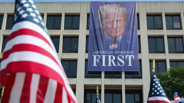  لافتة عليها صورة الرئيس الأمريكي دونالد ترامب على واجهة مبنى وزارة العمل الأمريكية
