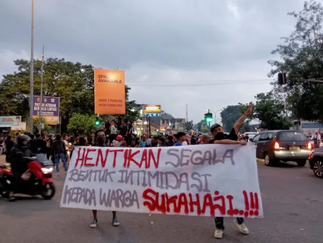 Protes, Sukahaji, Bandung