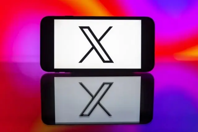 మొబైల్ తెరపై ఎక్స్ లోగో