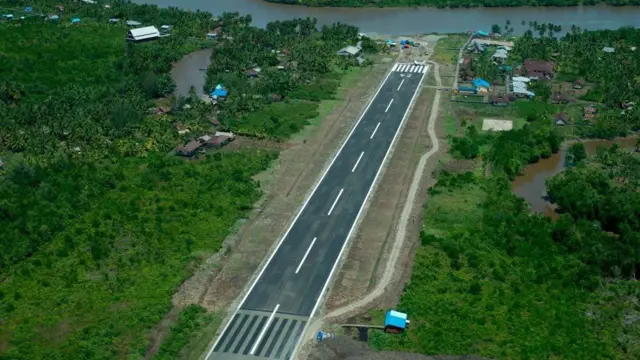 Pemandangan bandara di Agats, ibu kota Kabupaten Asmat di provinsi Papua paling timur Indonesia, pada 25 Januari 2018.