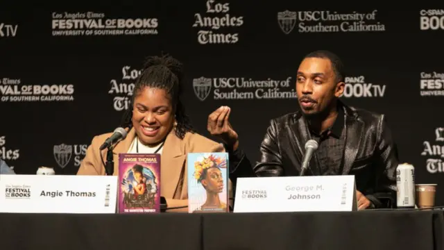 George M Johnson y Angie Thomas en el Festival de Libros del diario Los Angeles Times, 2023