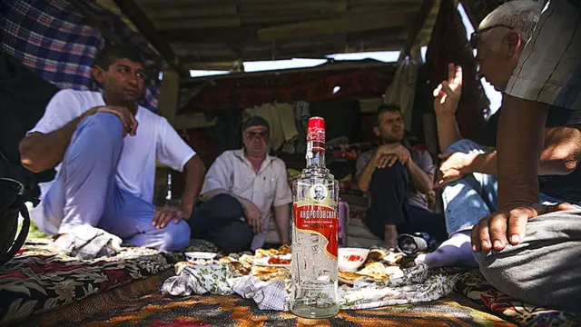 Цыгане-люли пьют водку