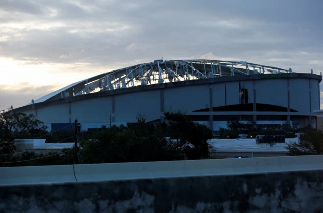 El estadio de los Tampa Bay Rays perdió parte de su techo debido a los fuertes vientos.