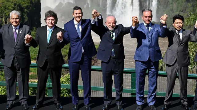 (De izq. a der.) El presidente de Panamá, José Raúl Mulino; el presidente de Argentina, Javier Milei; el presidente de Paraguay, Santiago Peña; el presidente de Brasil, Luiz Inácio Lula da Silva; el presidente de Uruguay, Yamandú Orsi; y el canciller de Bolivia, Fernando Aramayo, posan para una foto familiar durante la Cumbre de Jefes de Estado del Mercosur en las Cataratas del Iguazú, Foz de Iguazú, Paraná, Brasil,