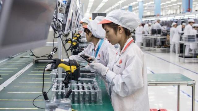 Mujeres vietamitas trabajando en una fábrica de electrónicos