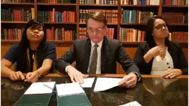 Ysani junto com Bolsonaro e intérpreteganha aposta ganhalibras