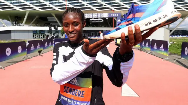 አትሌት ሰንበሬ ውድድሩን ካሸነፈች በኋላ