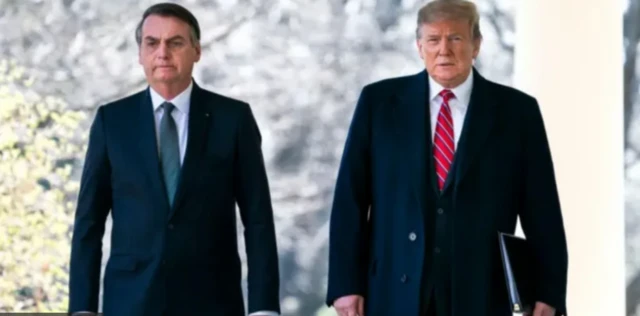 O ex-presidente brasileiro Jair Bolsonaro ao lado de Donald Trump
