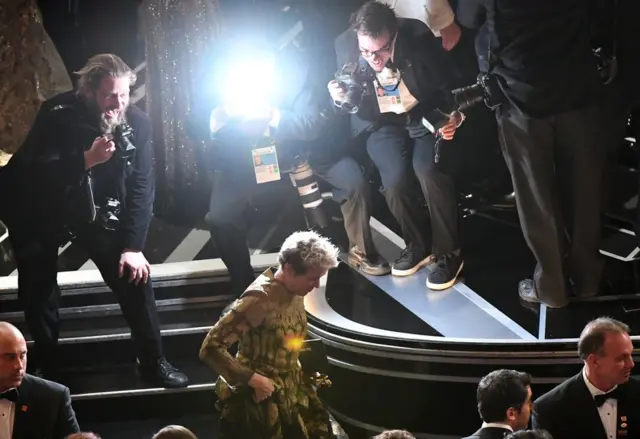 Акторка Френсіс Мак-Дорманд залишає сцену після здобуття премії "Оскар"