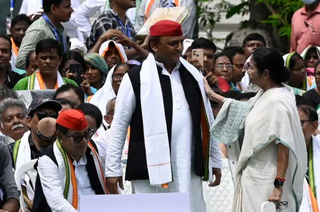 ২১ জুলাই তৃণমূলের মঞ্চে দেখা গিয়েছিল অখিলেশ ইয়াদবকে। 