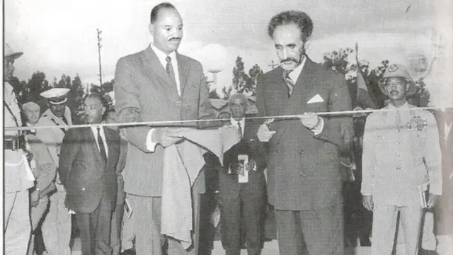 አጼ ኃይለሥላሴ ከጠቅላይ ሚኒስትር አክሊሉ ሃብተወልድ ጋር በመሆን የኢሠአማን ዋና ጽህፈት ቤት ሲመርቁ