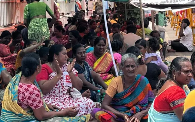 கடந்த ஆகஸ்ட் 1 முதல் ஆயிரத்துக்கும் மேற்பட்ட தூய்மைப் பணியாளர்கள் வேலைக்குச் செல்லாமல் உள்ளனர்.