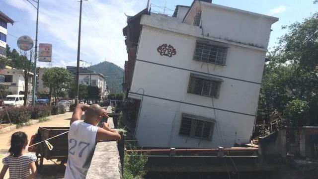 Um edifício desmorona e desaba na província de Guangxi