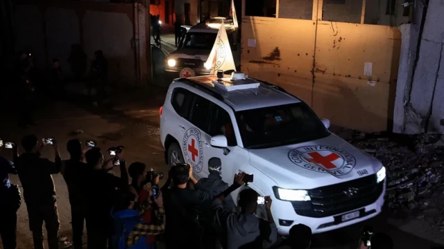 Автомобили Красного Креста перевозят тела погибших заложников