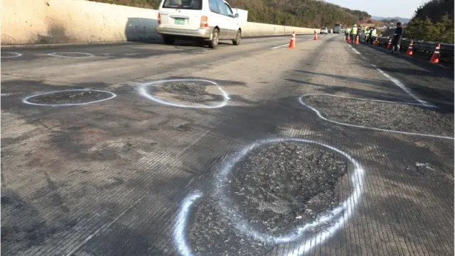 상주-영천고속도로 '블랙아이스' 연쇄추돌 사고 흔적