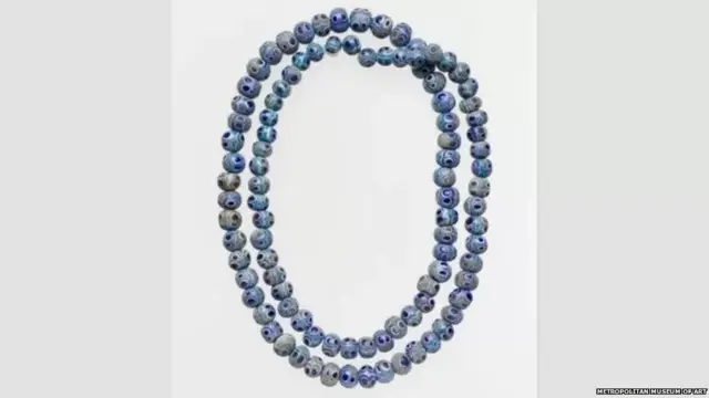 एक प्राचीन सभ्यता में, माला या हार के मोतियों पर आंख का प्रतीक बनाया गया था