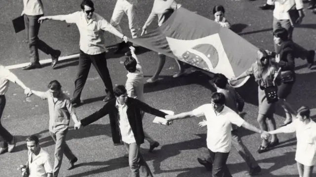 Uma das manifestações estudantis ocorridasapostas online brasileiras1968, contra as quais representantes da linha dura no regime militar pressionavam o presidente Costa e Silva a decretar um novo ato institucional para liberar instrumentos repressivos; o resultado foi o AI-5