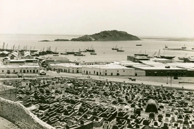 Pelabuhan Arab di Aden - Ketika Gandhi mengunjungi Aden pada tahun 1931, ia menemukan banyak pemuda Arab yang mengidentifikasi diri sebagai nasionalis India.