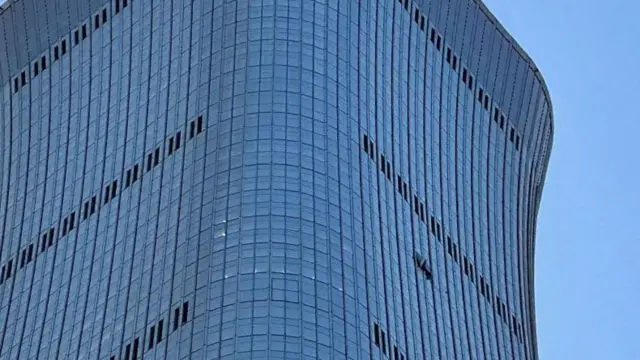 撞擊在中信大廈外牆留下破洞。