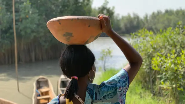 Ọtụtụ omenala n'akụkụ Naịjirịa dị iche iche anaghị enye ụmụnwaanyị oke n'ihe nne na nna ha hapụrụ