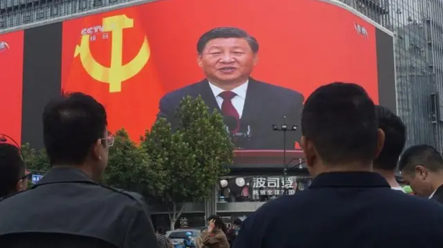 People listening to Xi Jinping's speech