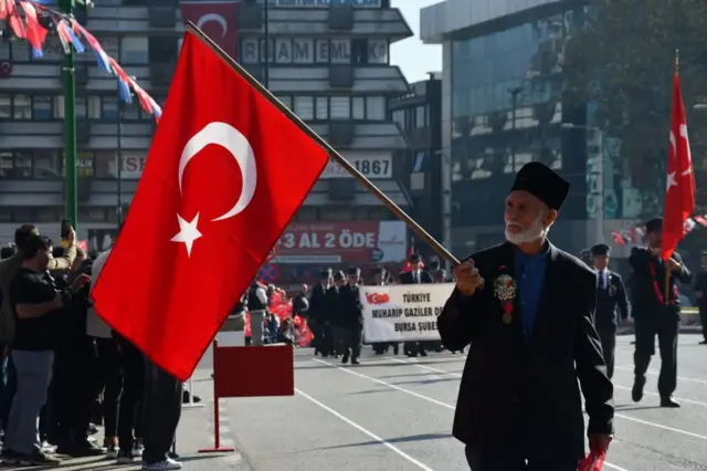 Bayrak tutan bir gazi