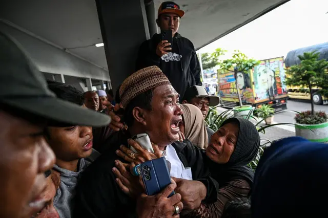 Seorang keluarga korban KMP Tunu Pratama Jaya menangis haru saat mendengar anaknya selamat.