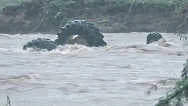 મોરબીમાં ટ્રૅક્ટર ટ્રૉલી પલટાઈ જતા 17 લોકો તણાઈ ગયા જેમાંથી નવ લોકોને બચાવી લેવાયા છે.