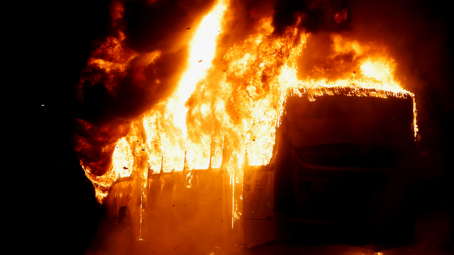 Ônibus pegando fogo durante protestosestrelabet com ptbBrasília