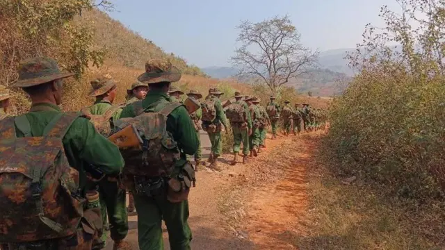 စစ်မှုထမ်းလေ့ကျင့်နေတဲ့မြင်ကွင်း