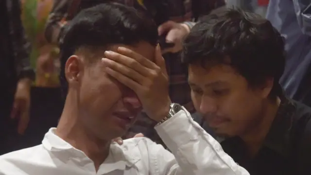 Sejumlah keluarga korban menangis usai konferensi pers penemuan dua kerangka mayat di gedung ACC Kwitang, Rumah Sakit Polri, Jakarta Timur, Jumat (7/11/2025).