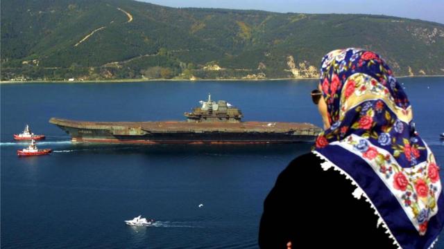 Transeunte parou para ver o Varyag arrastado ao longo do Estreitojogo da roleta para ganhar dinheiroIstambul.