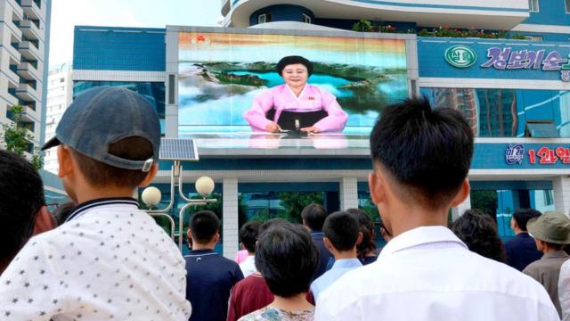 平壤民众在街头大电视屏幕前收看核试验成功消息（3/9/2017）