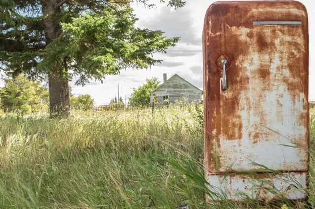 Nevera vieja en campo