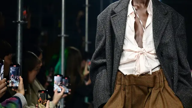 تشكل الجيوب عنصراً أساسياً في مجموعة أزياء برادا النسائية لخريف وشتاء 2025-2026 