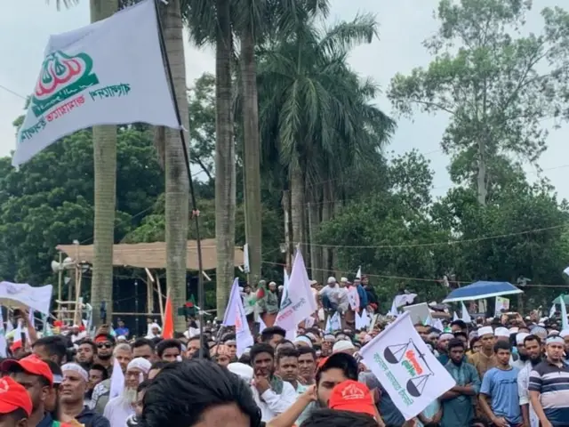 জামায়াত অন্তর্বর্তী সরকারের দিক থেকে সময় দেওয়ার বিষয়কে ইতিবাচক হিসেবেই বর্ণনা করছে