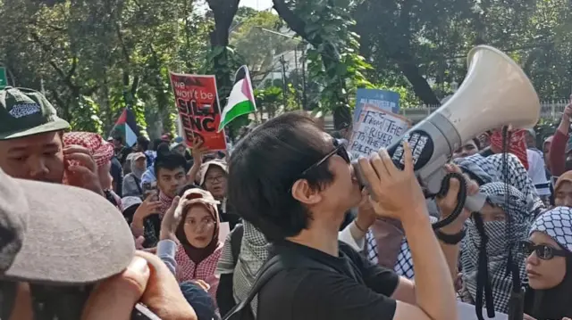Eka Annash dalam aksi dukungan terhadap Palestina di Jakarta.