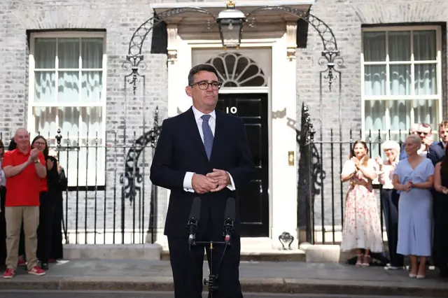Andy Burnham menyampaikan pidato pelantikannya sebagai Perdana Menteri Inggris yang baru pada Senin (20/07) di London, Inggris. Anggota Parlemen untuk Makerfield menjadi Perdana Menteri Inggris ke-59, menggantikan Sir Keir Starmer, yang mengundurkan diri sebagai pemimpin Partai Buruh dan Perdana Menteri pada bulan Juni.