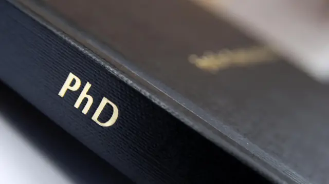 การซื้องานวิจัย ใส่ชื่อตนเองเป็นผู้นิพนธ์ กำลังเป็นข่าวอื้อฉาวในไทย