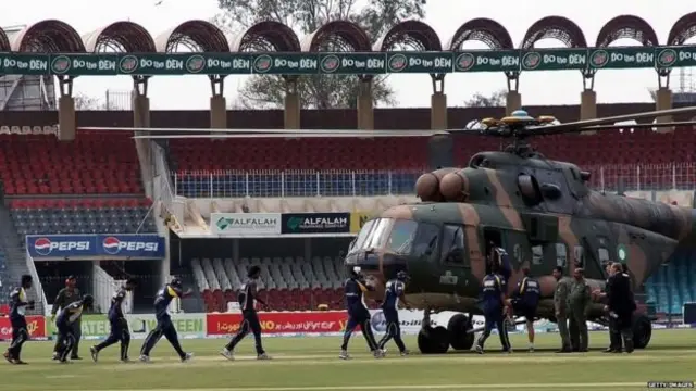 ප්‍රහාරයෙන් අනතුරුව ශ්‍රී ලංකා කණ්ඩායම සුරක්ෂිතව රැගෙන යාමට ක්‍රීඩාංගනයට පැමිණි හමුදා හෙලිකොප්ටරය