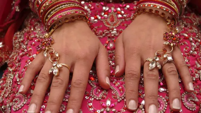 છોકરીના હાથ