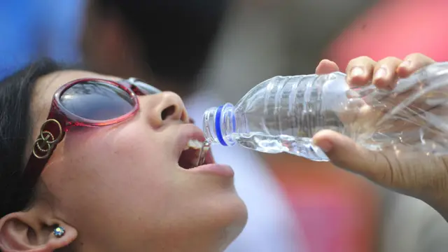 Mujer tomando agua