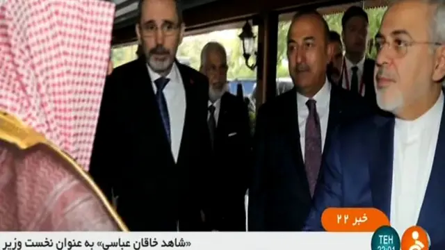 ईरान और सऊदी अरब के विदेश मंत्री हाथ मिलाते हुए