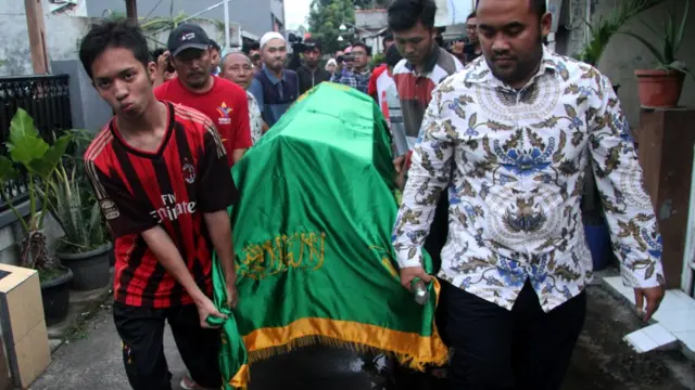 Warga mengangkat jenazah Sudirdjo, seorang petugas KPPS yang meninggal dunia usai mendapatkan perawatan di rumah sakit untuk dimakamkan di Bekasi, Jawa Barat.